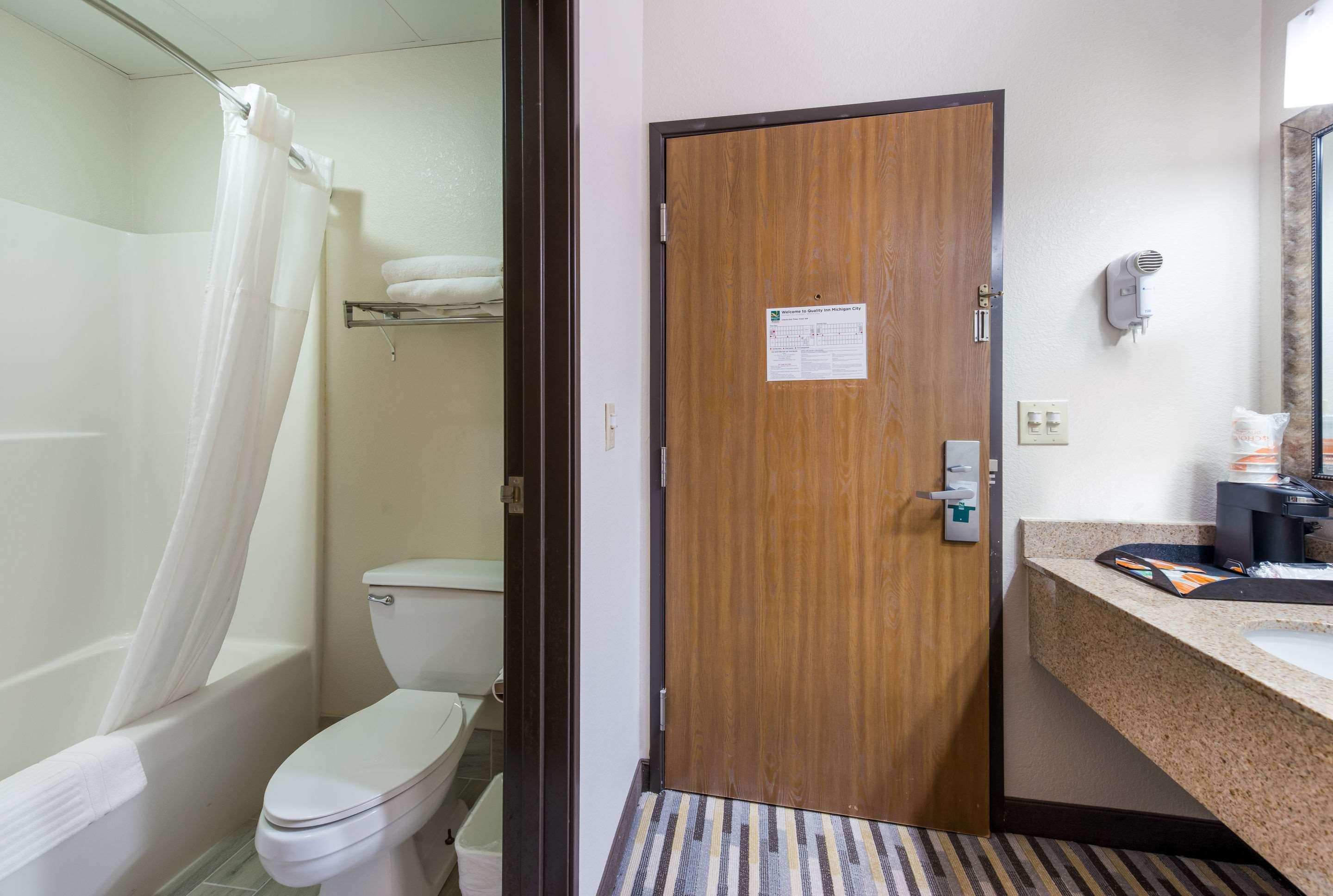 Inn Quality Michigan South 2*