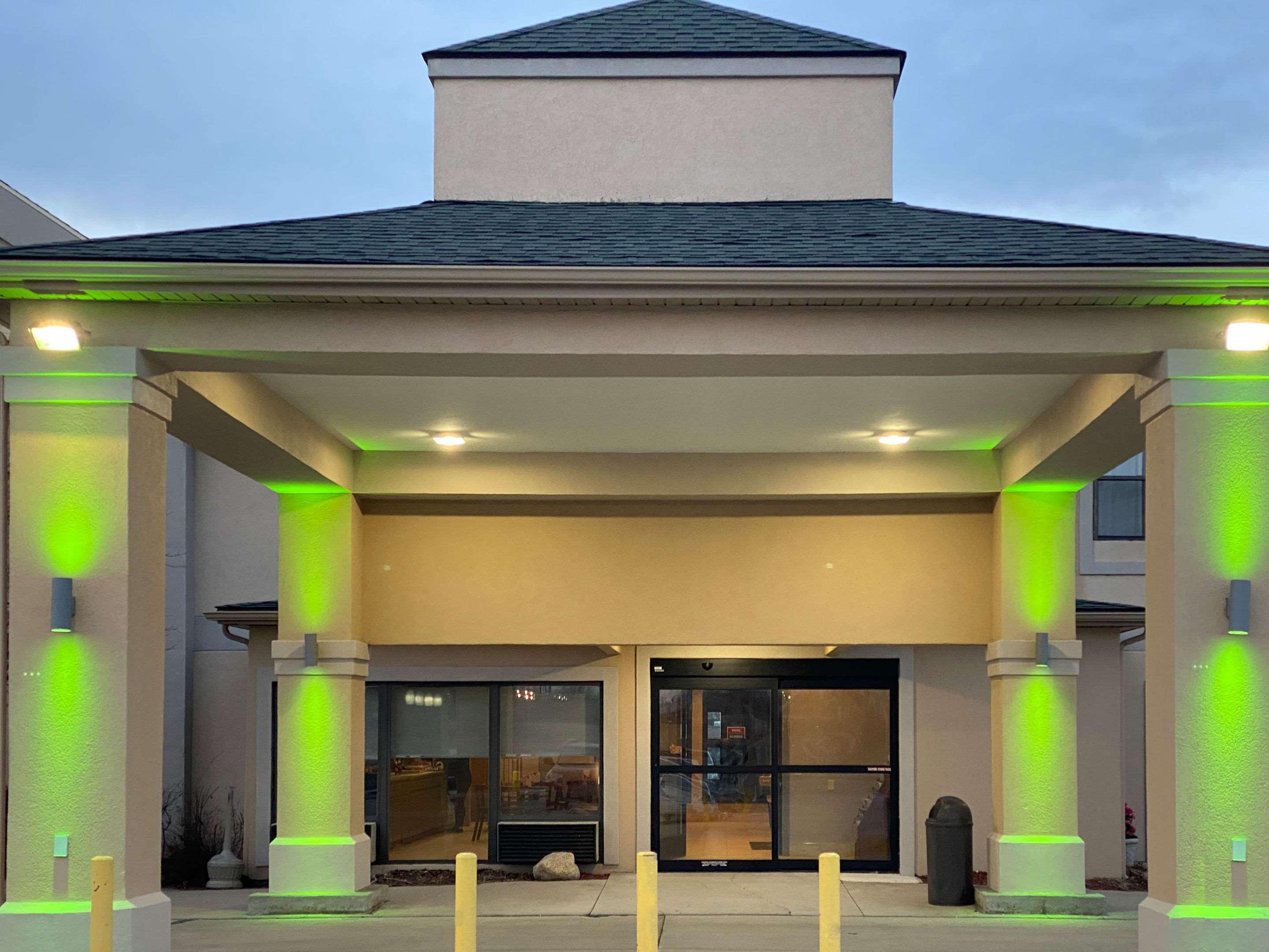 Quality Michigan South Inn 2*